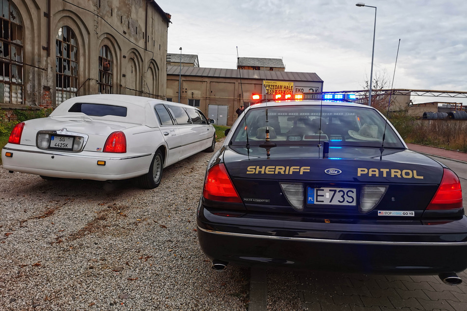 Radiowóz zatrzymuje limuzynę na wieczorze panieńskim w Łodzi